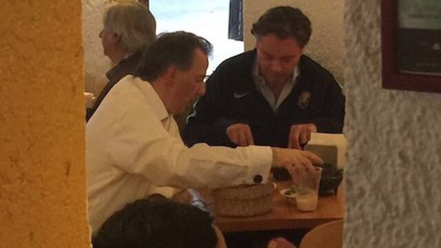 Los secretarios de Desarrollo Social y Educación fueron captados hincando el diente