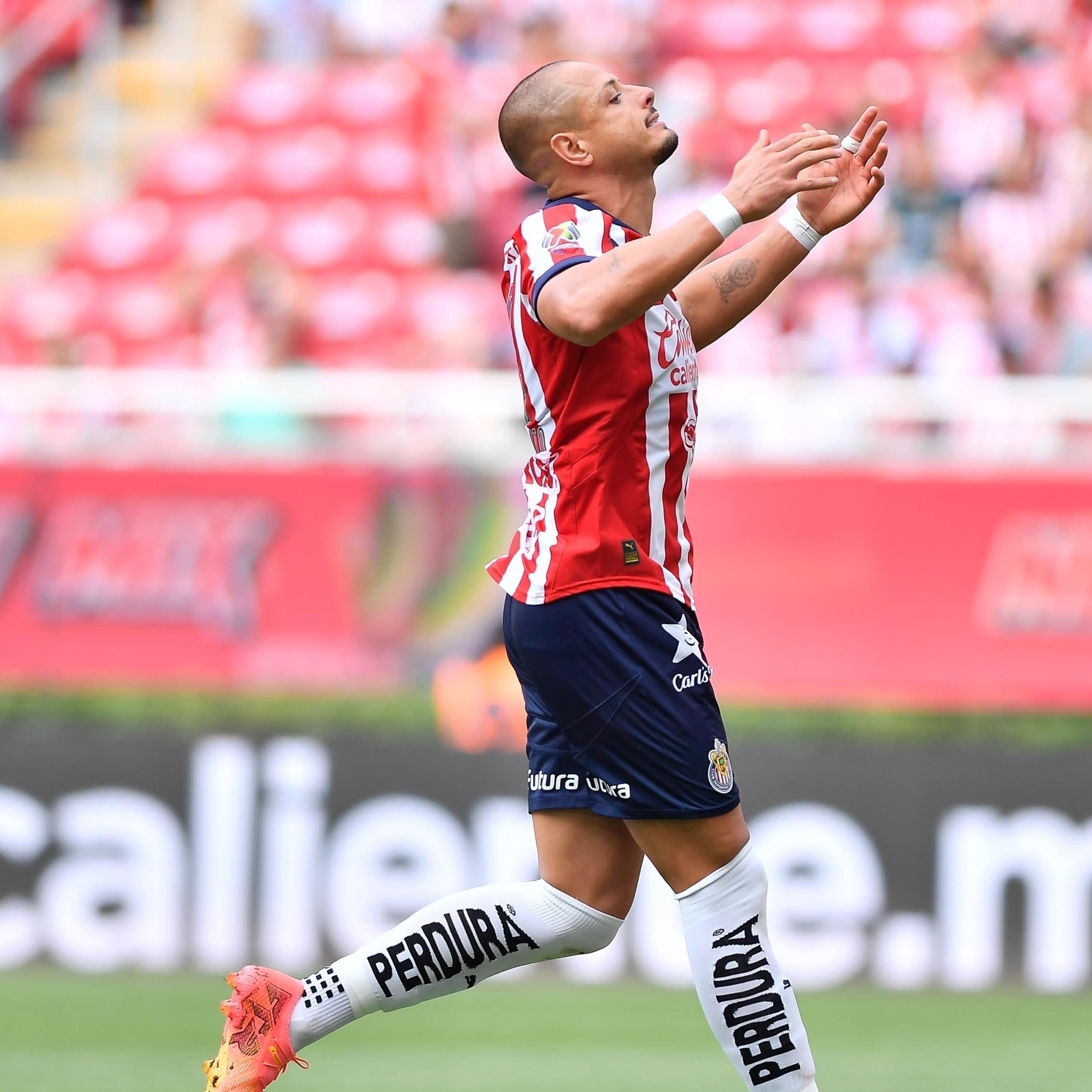 Leyenda de Chivas revienta a la afición por sus críticas a Chicharito: Hay que entender, dice