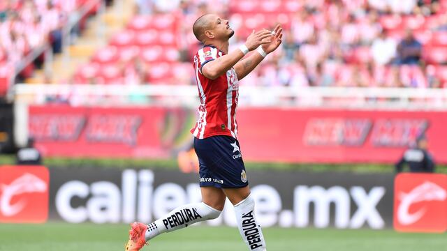 Leyenda del Club Chivas defiende a Chicharito Hernández de la afición