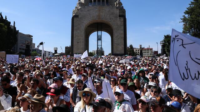 Marcha contra AMLO. Zavala y Calderón celebran su "éxito".
