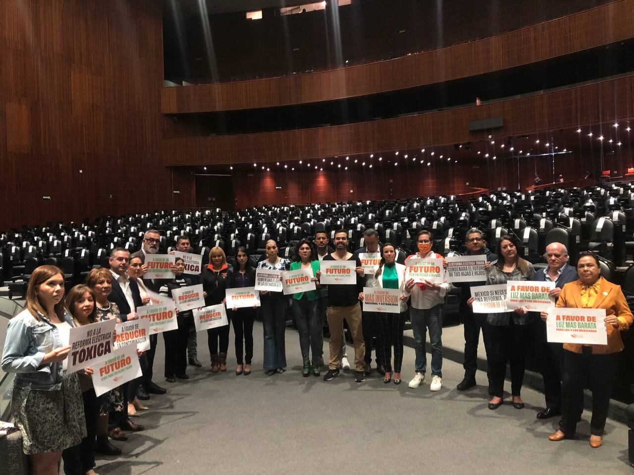 Movimiento Ciudadano protesta contra la reforma eléctrica