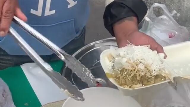 Hombre preparando un 'guajolotongo'