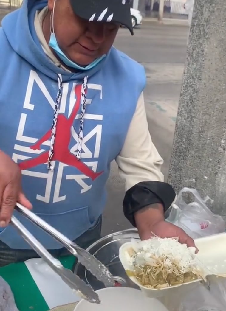 Hombre preparando un 'guajolotongo'