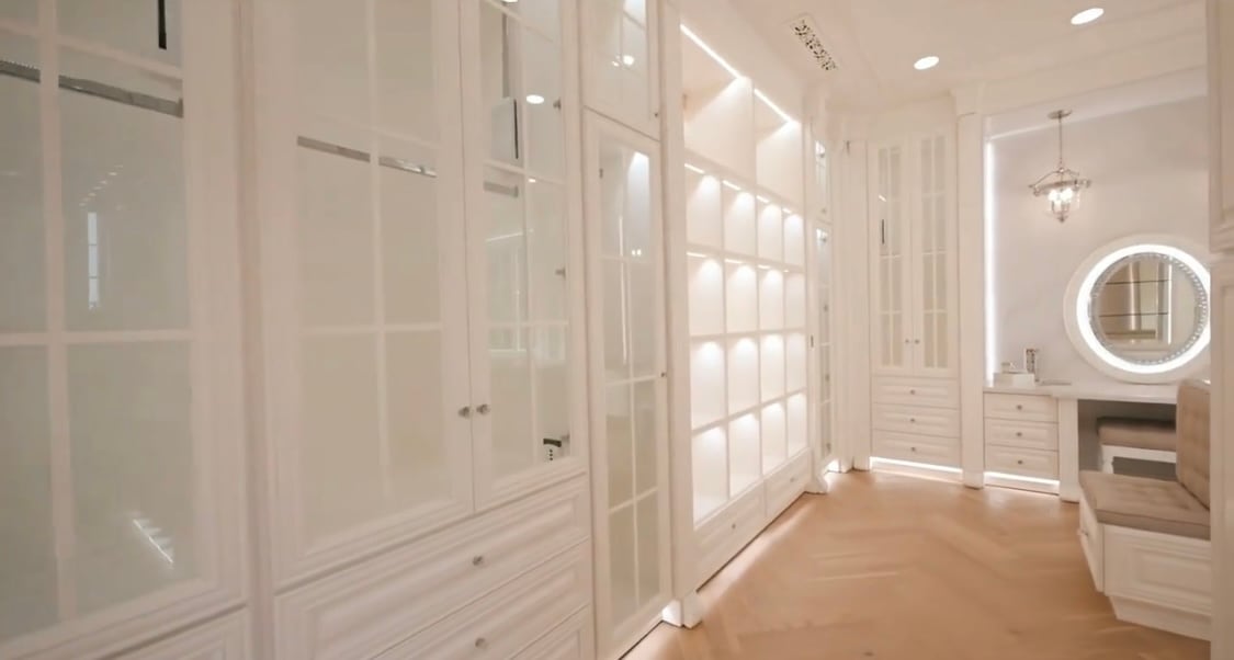 Andy Benavides presume su closet de lujo