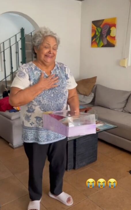 Nieta le regala a su abuelita su primera muñeca
