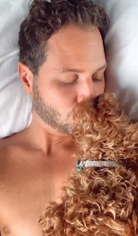 JuanPa Serrano con su perrito Jack.