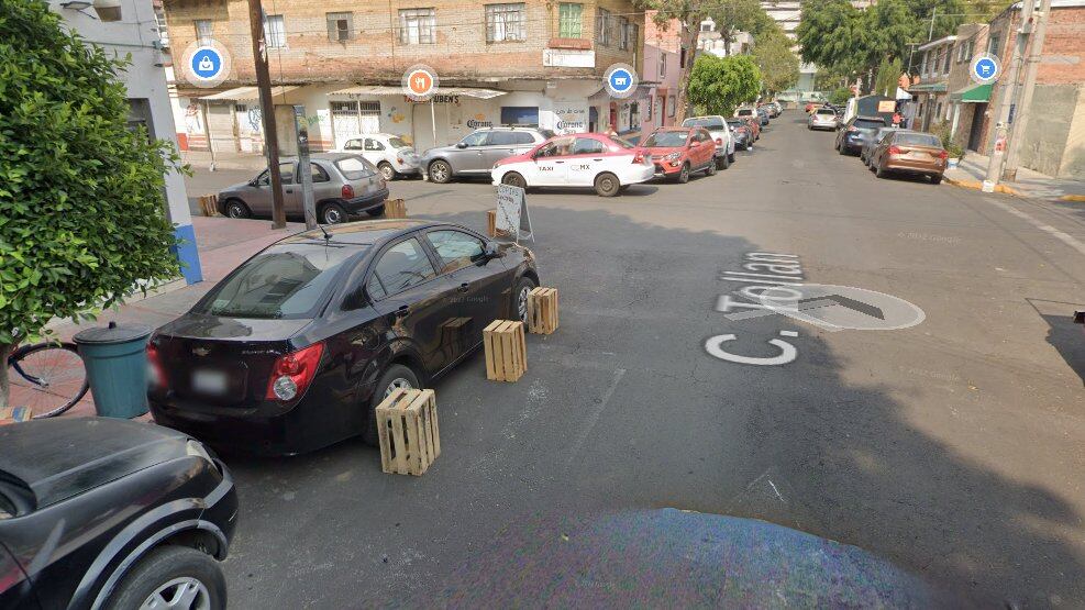 Apartar para estacionarse en la calle es ilegal en la CDMX