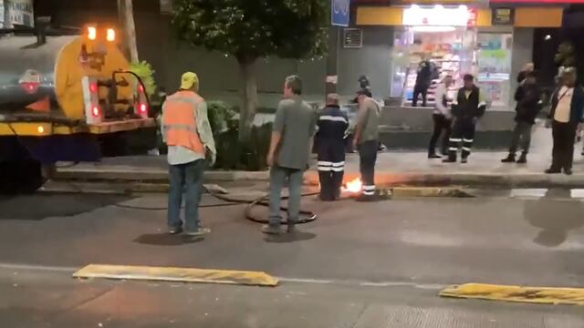 ¿Fuego en una alcantarilla de la CDMX? Esto pasó