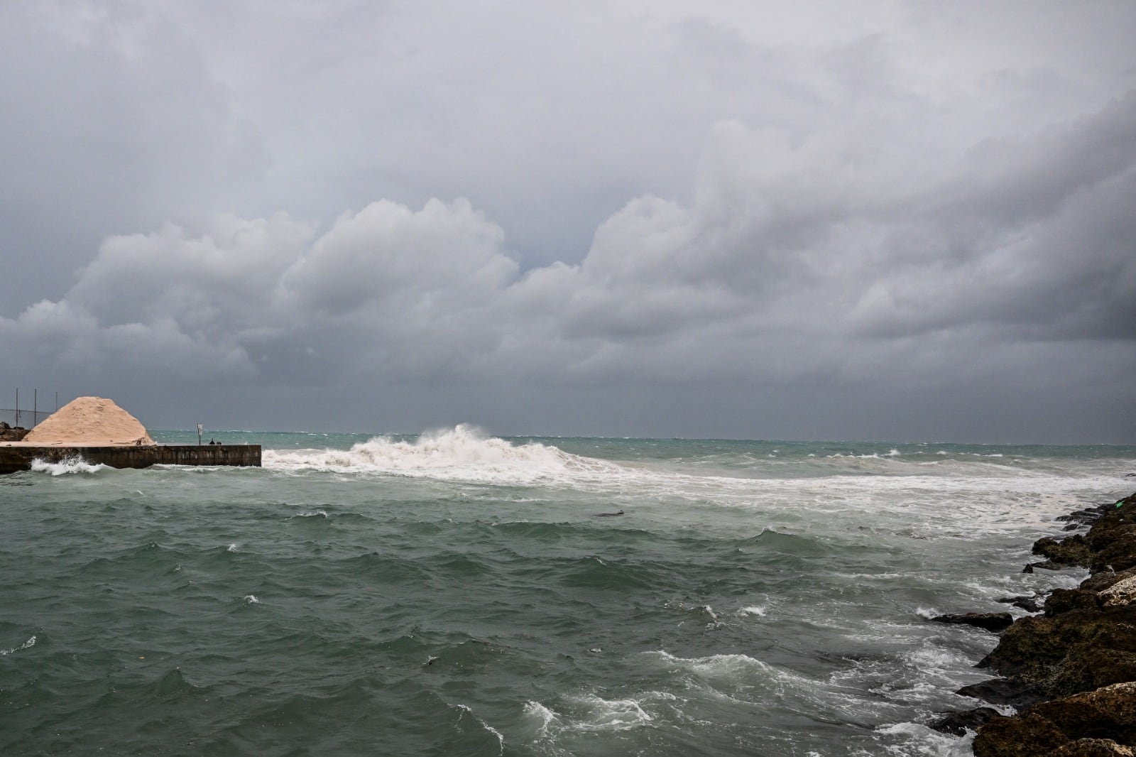 Se preparan ante el ingreso del huracán Beryl en Barbados