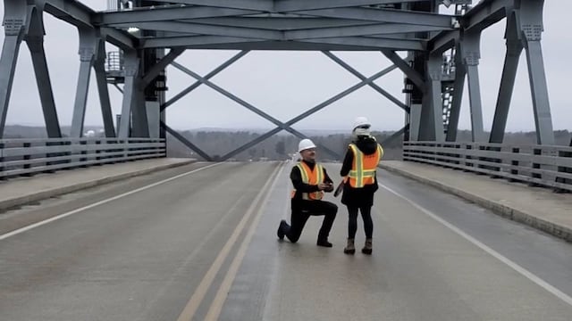 Ingeniero hace propuesta de matrimonio en puente levadizo