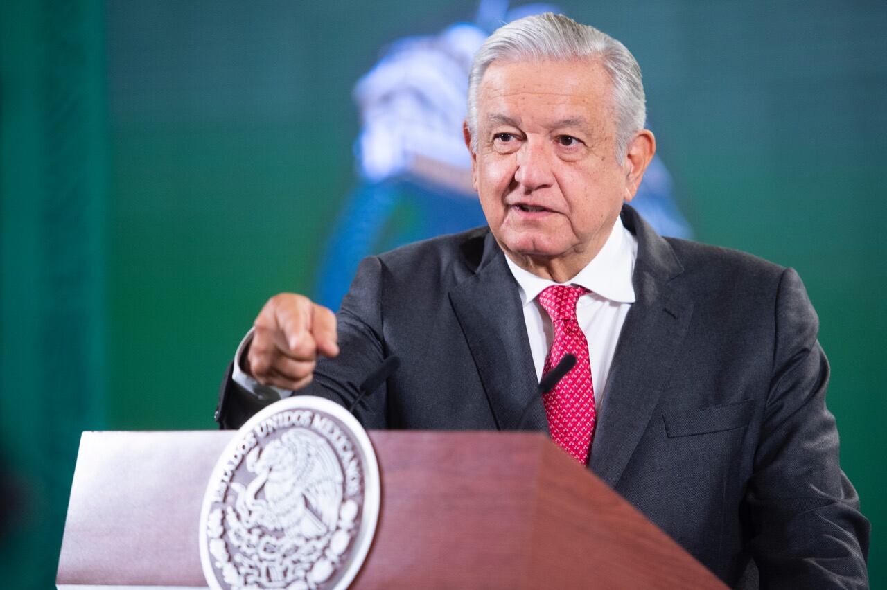 AMLO felicita a "Checo" Pérez