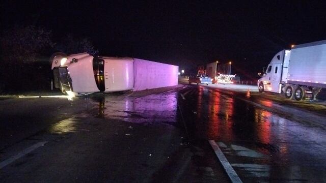 Tráiler volcado en la autopista México-Querétaro