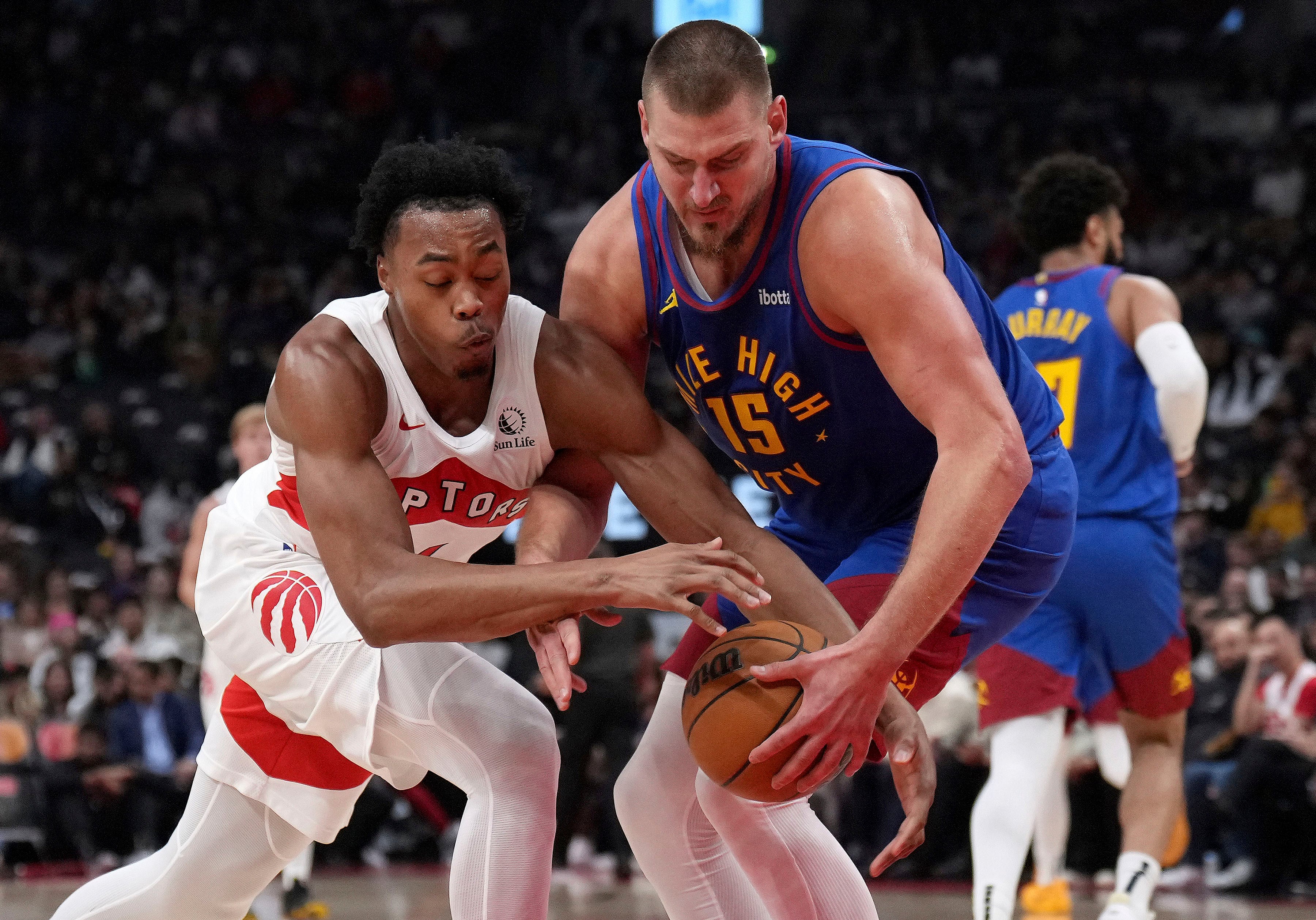Scottie Barnes y Nikola Jokic en la NBA.