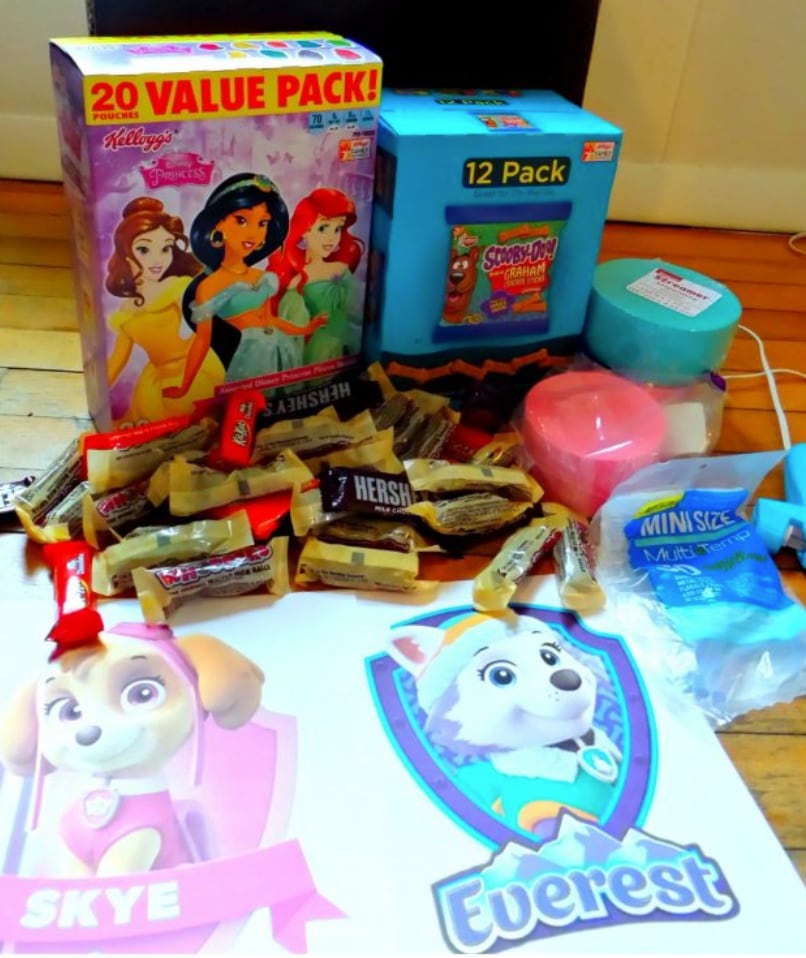 Piñata de Skye de Paw Patrol con una caja de cartón