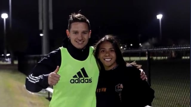 María Sánchez, futbolista del Houston Dash, visitó al Club Tigres en un entrenamiento.