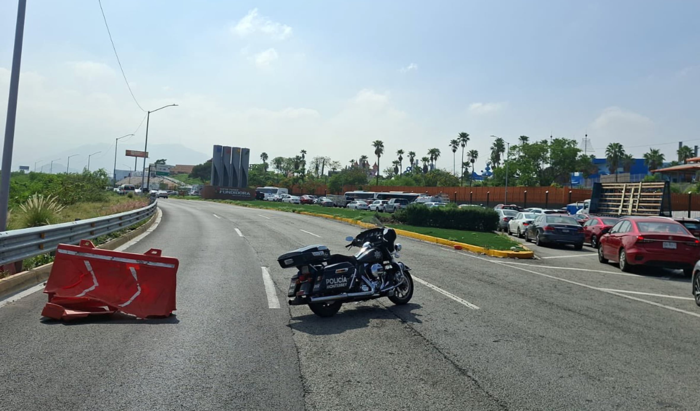 Colapsa puente peatonal en Monterrey