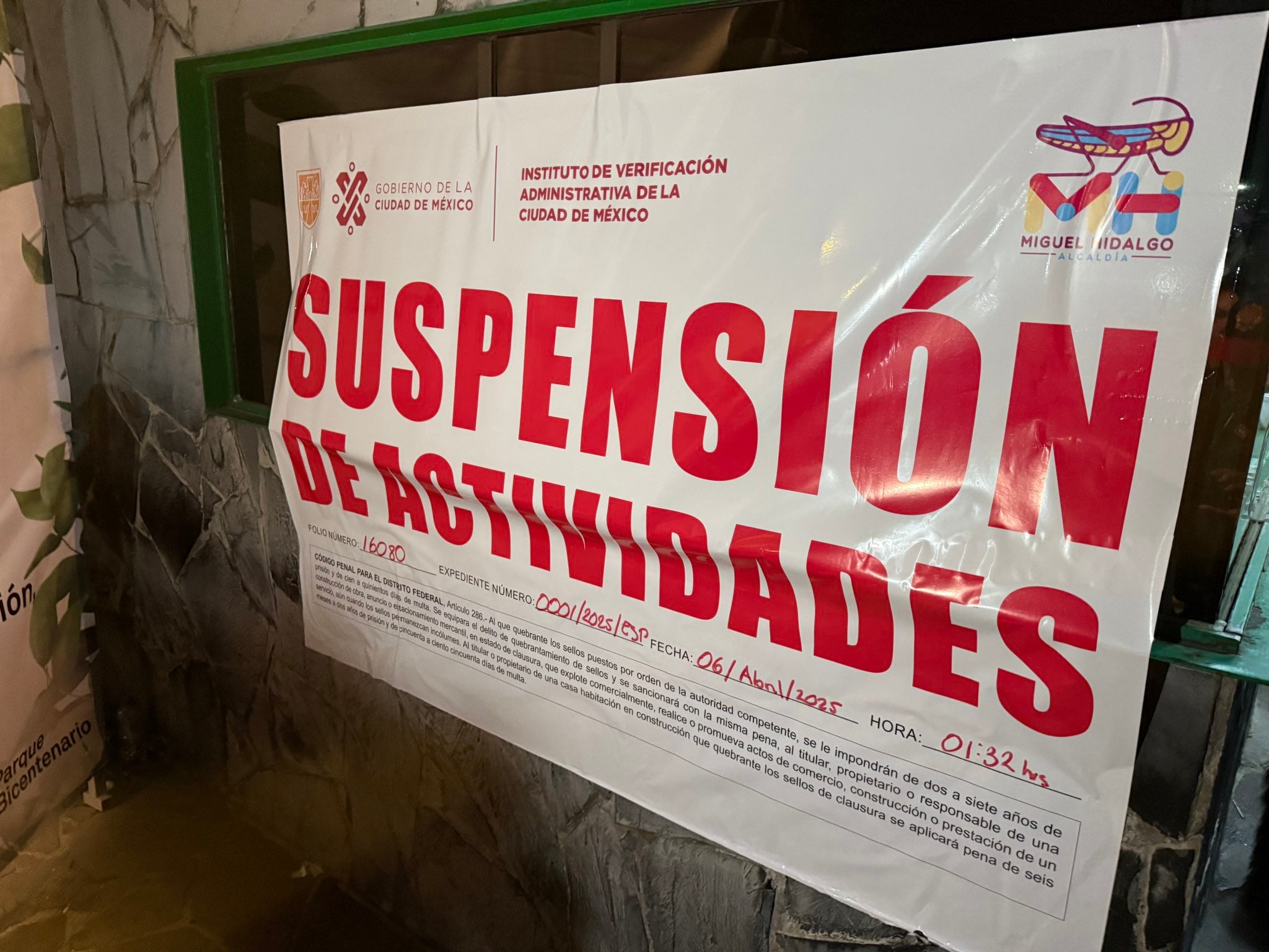 Colocación de sellos de suspensión de actividades en el Parque Bicentenario, sede del Axe Ceremonia 2025