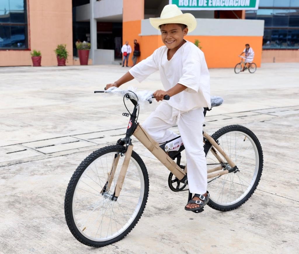 Evelyn Salgado entrega casi 2 mdp en apoyos para niñas y niños