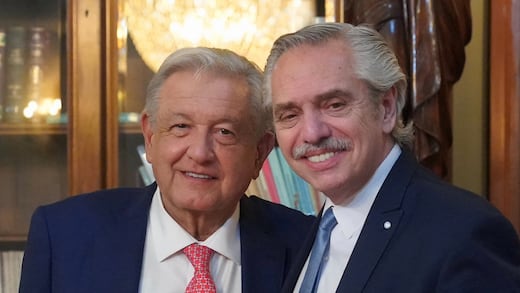 Alberto Fernández presume libro ¡Gracias! de AMLO con todo y dedicatoria especial