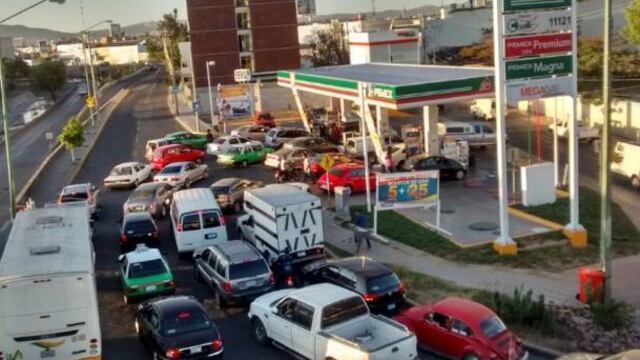 Larga fila para cargar gasolina en León. Desabasto.