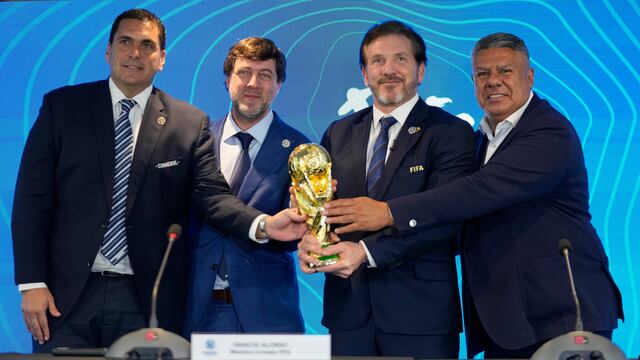 Presidentes de la Selección Urugaya, Paraguaya y Argentina con la Copa del Mundo