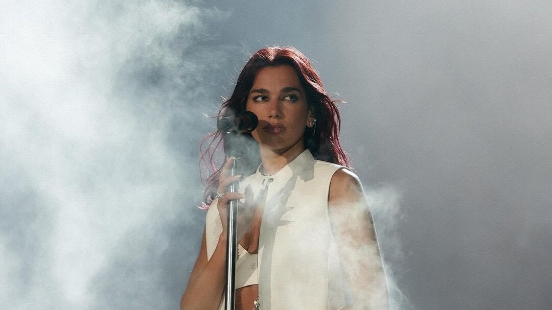 Dua Lipa encontró bombas enterradas en el jardín de su casa mientras estaba remodelando