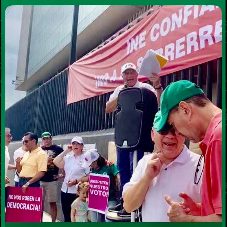 Manifestación a las afueras de la Junta Local INE en Monterrey
