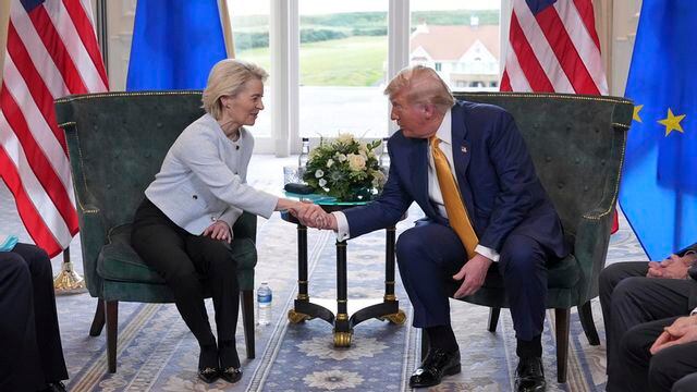El presidente de Estados Unidos, Donald Trump, estrecha la mano de la presidenta de la Comisión Europea, Ursula von der Leyen