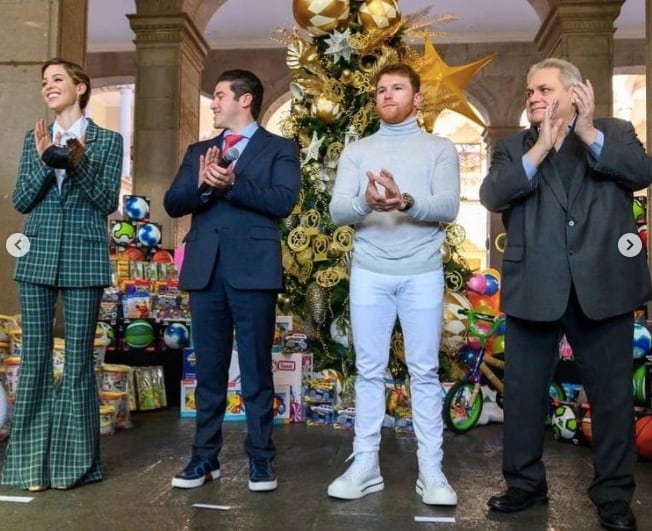 Canelo Álvarez hizo regaló miles de juguetes a niños del DIF Nuevo León