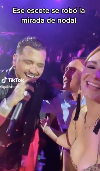 Christian Nodal mira escote de fan