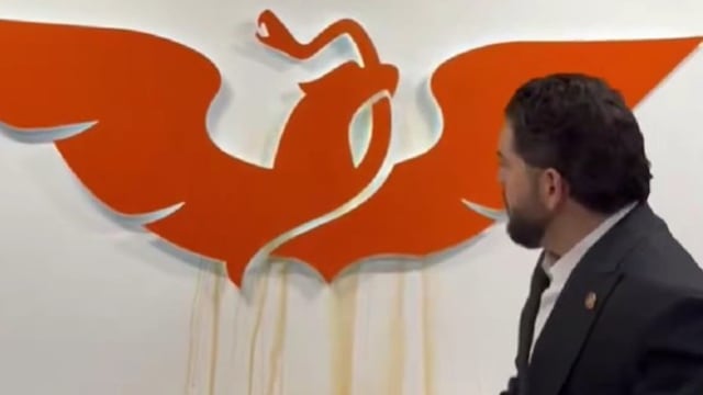 Carlos Gutiérrez Mancilla confronta a Máynez tras arrojar agua sucia al logo de MC