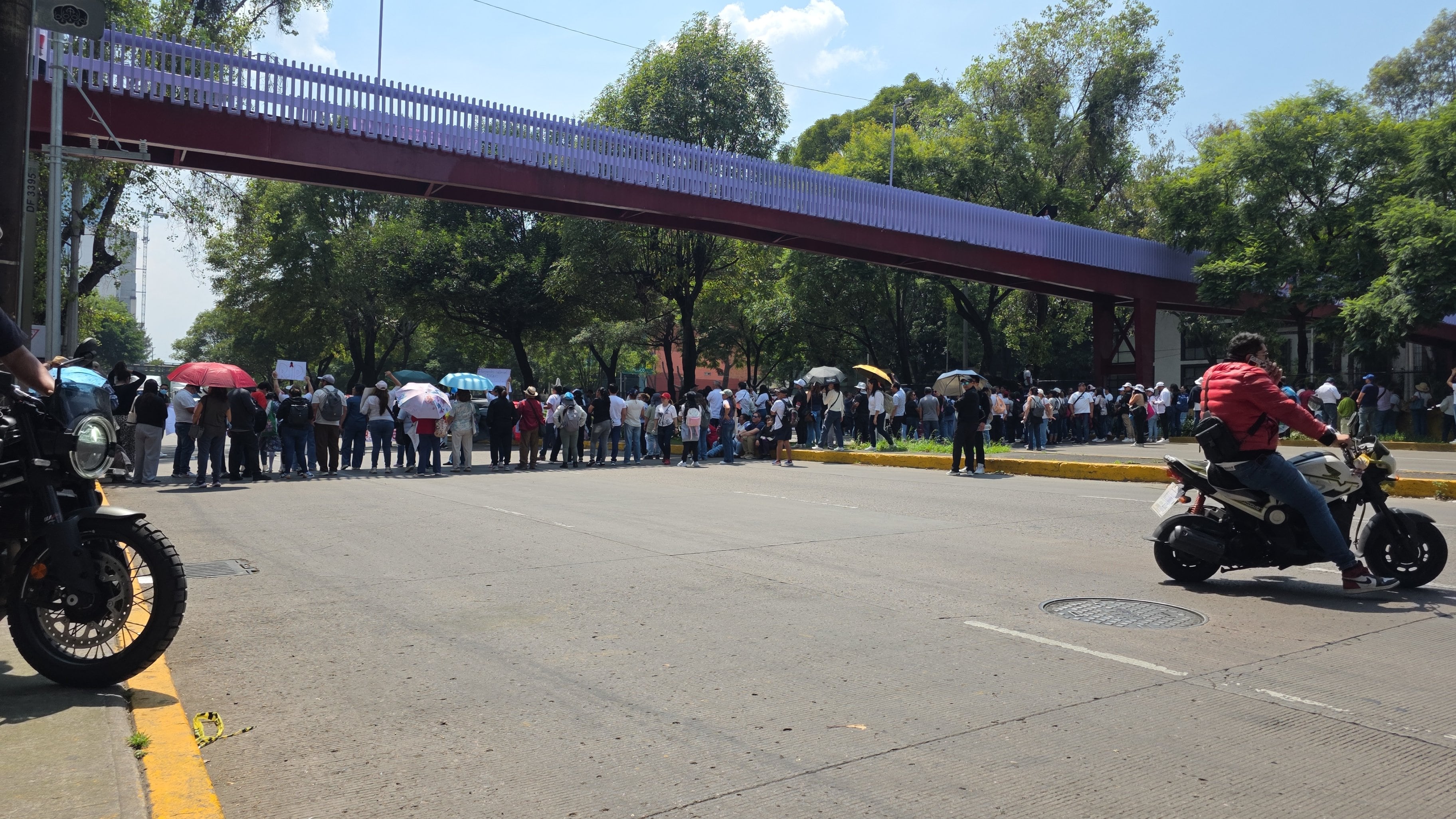 Trabajadores y jubilados del IMSS protestan en CDMX y afectan Circuito Interior