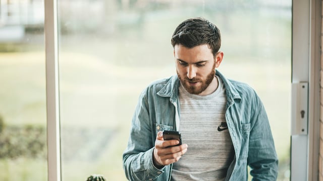 Hombre usando un celular