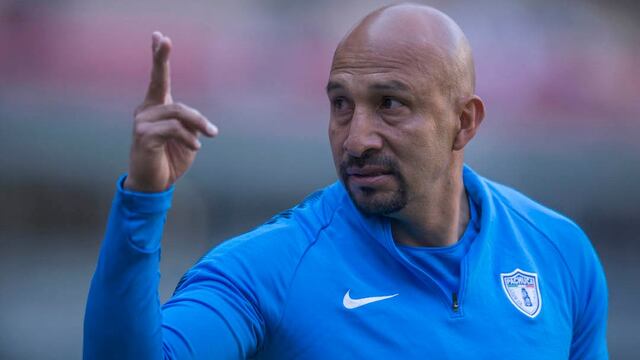 ‘Conejo’ Pérez saluda al público.