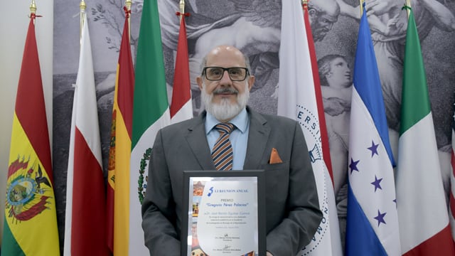 Investigador José Eguibar recibe premio “Gregorio Pérez Palacios”.