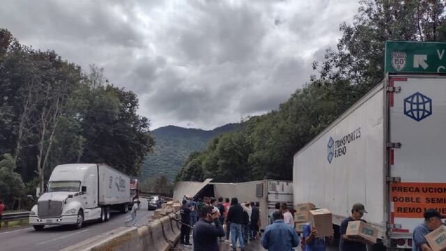Rapiña a tráiler de jabones en autopista Puebla-Orizaba