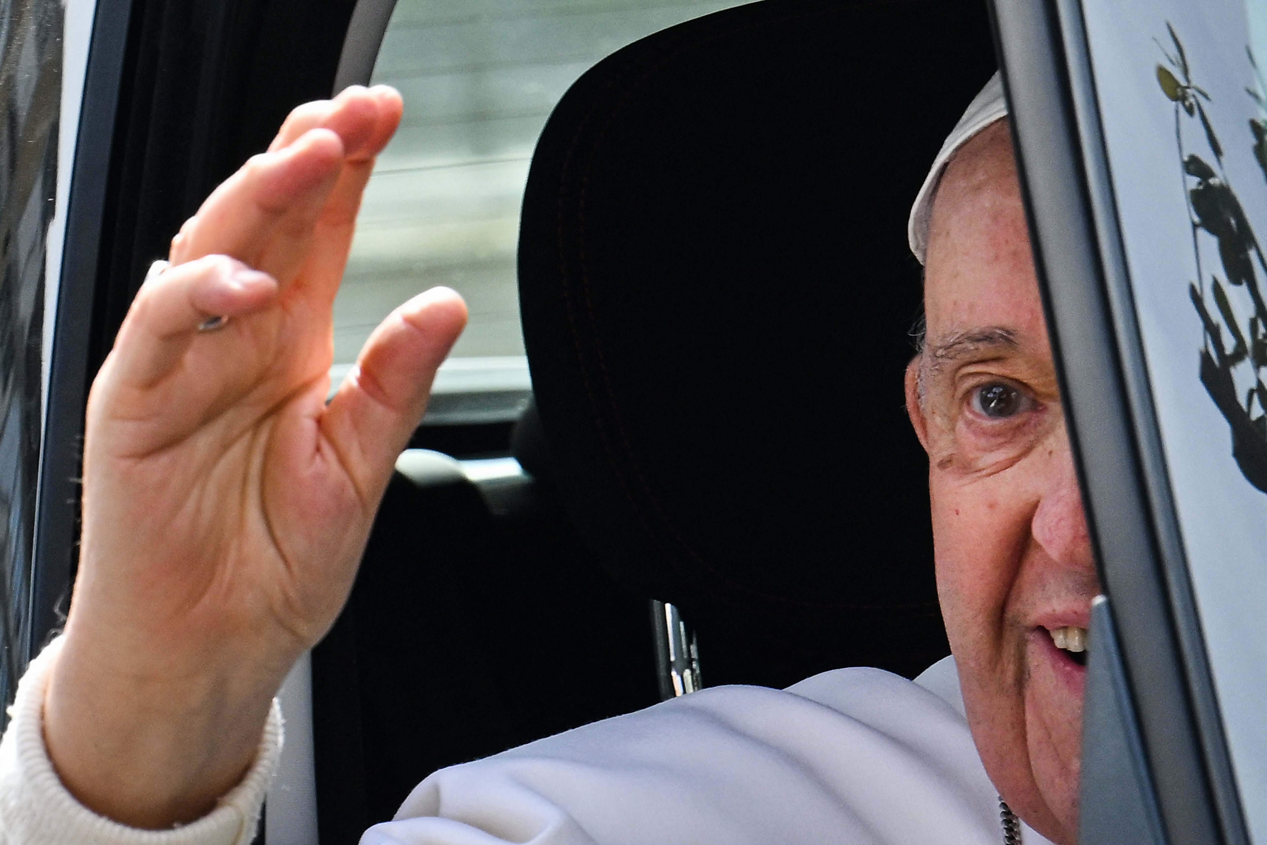 El Papa Francisco sale del hospital