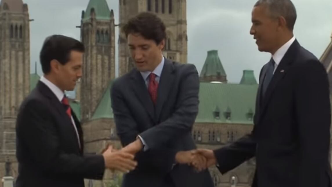 VIDEO: recuerdan el incómodo saludo entre Enrique Peña Nieto, Justin Trudeau y Barack Obama