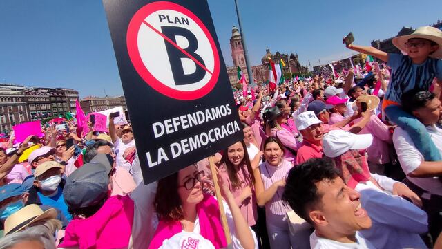 Ciudadanos con pancartas en rechazo al Plan B, el cual aseguran atentan contra la viabilidad del INE, durante la concentración en el Zócalo.