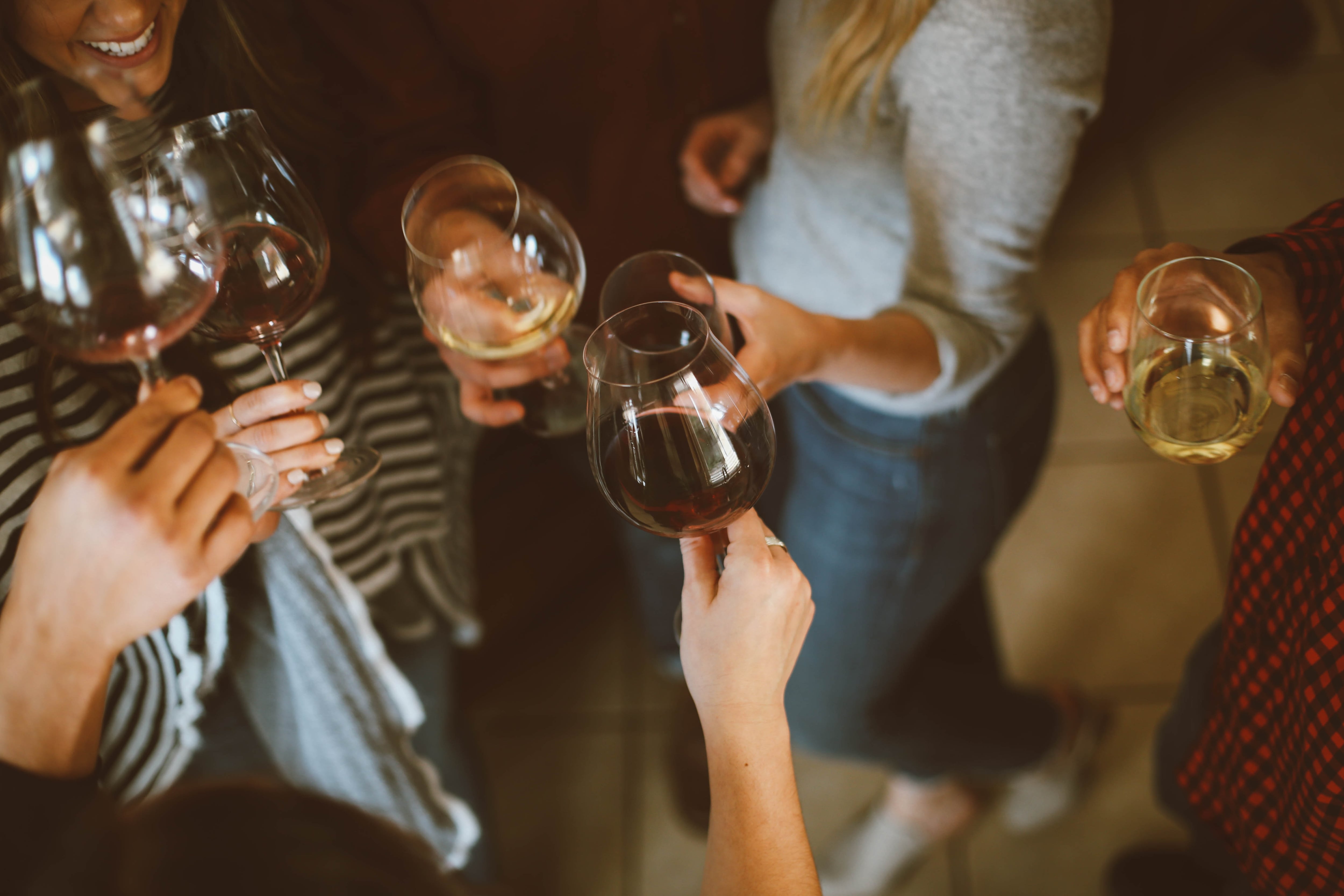 Trabajadores brindando en fiesta de jubilación