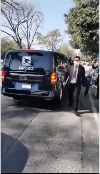 Captura de video de confusión de la carroza funeraria de Vicente Fernández