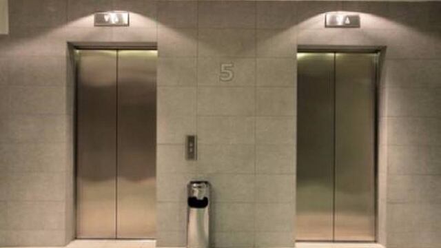 Un residente contó que el interior del ascensor estaba lleno de marcas dejadas por la víctima al intentar salir.