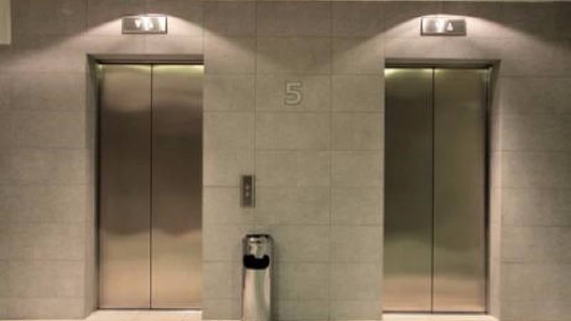 Niño murió aplastado entre las puertas del elevador
