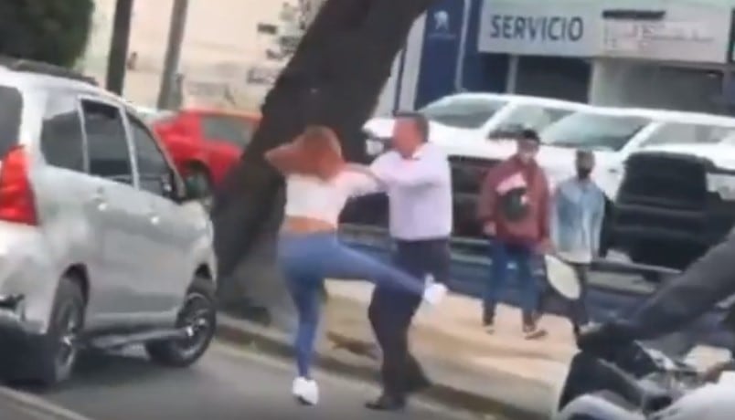 Alfredo Adame pelea en la calle con pareja