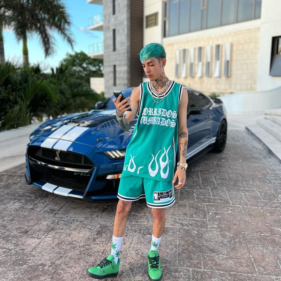 Natanael Cano lanza línea de ropa