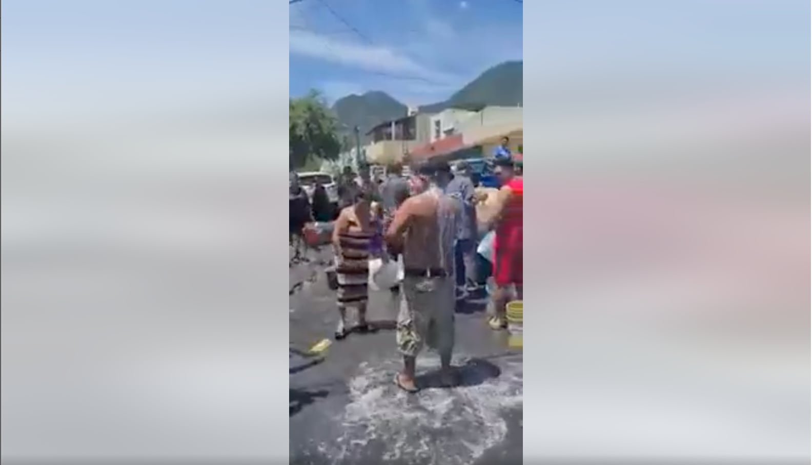 VIDEO: Ante crisis de agua en Nuevo León, aprovechan fuga de agua para bañarse en plena calle