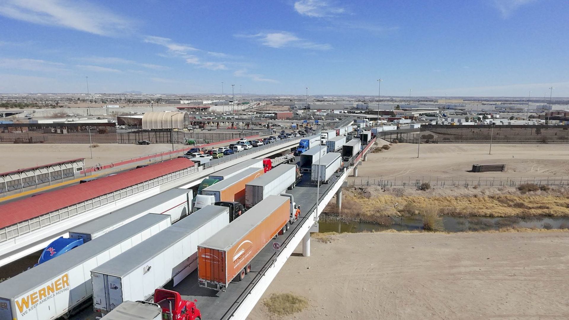 Filas kilométricas de tráileres en el puente internacional Zaragoza-Ysleta, en Ciudad Juárez