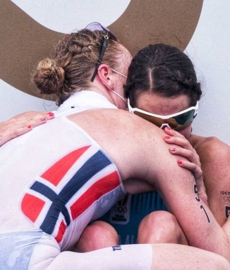 Lotte Miller consolando a Claire Michel