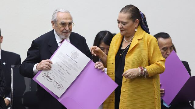 Bernardo Batiz recibió esta mañana su constancia como nuevo magistrado del Tribunal del Disciplina Judicial de mano de la consejera presidenta del INE