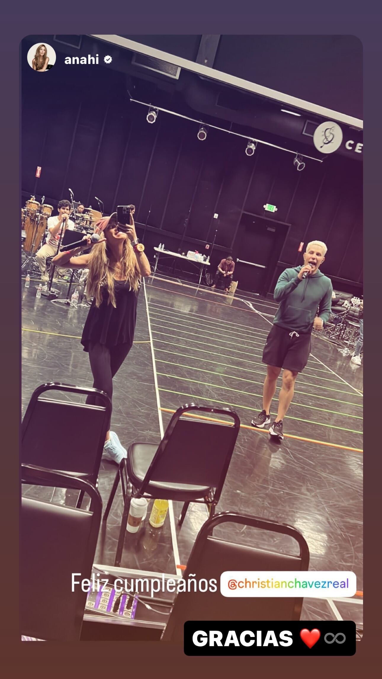 Anahí felicita a Christian Chávez.